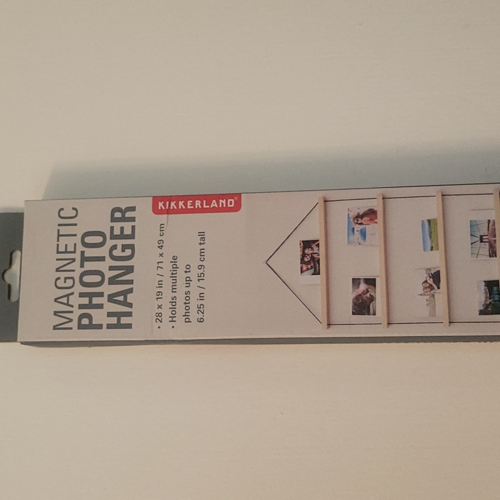 NWT magnetic photo hanger